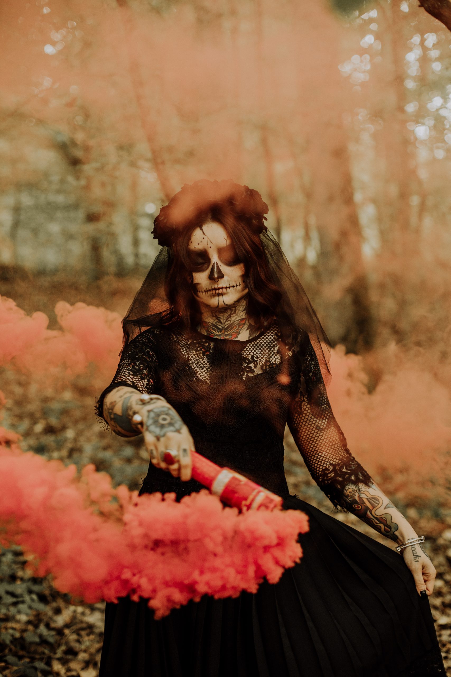Séance couple thème Halloween à la forêt de Phalempin dans le Nord avec un maquillage de squelette