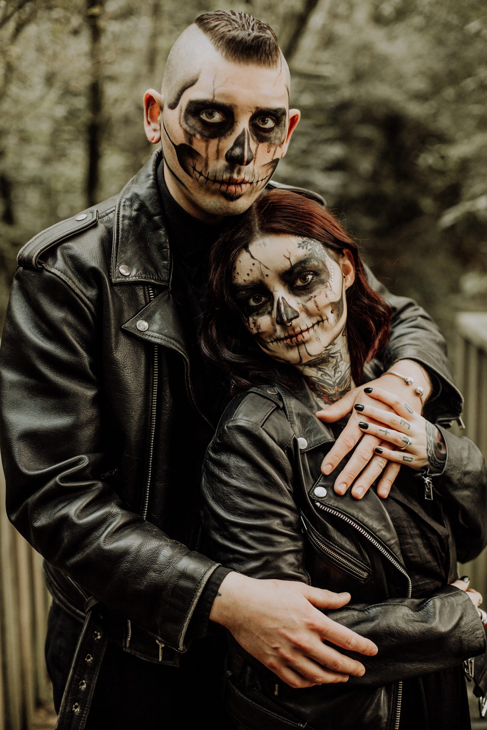 Séance couple tatoué thème Halloween à la forêt de Phalempin dans le Nord avec un maquillage de squelette et fumigène