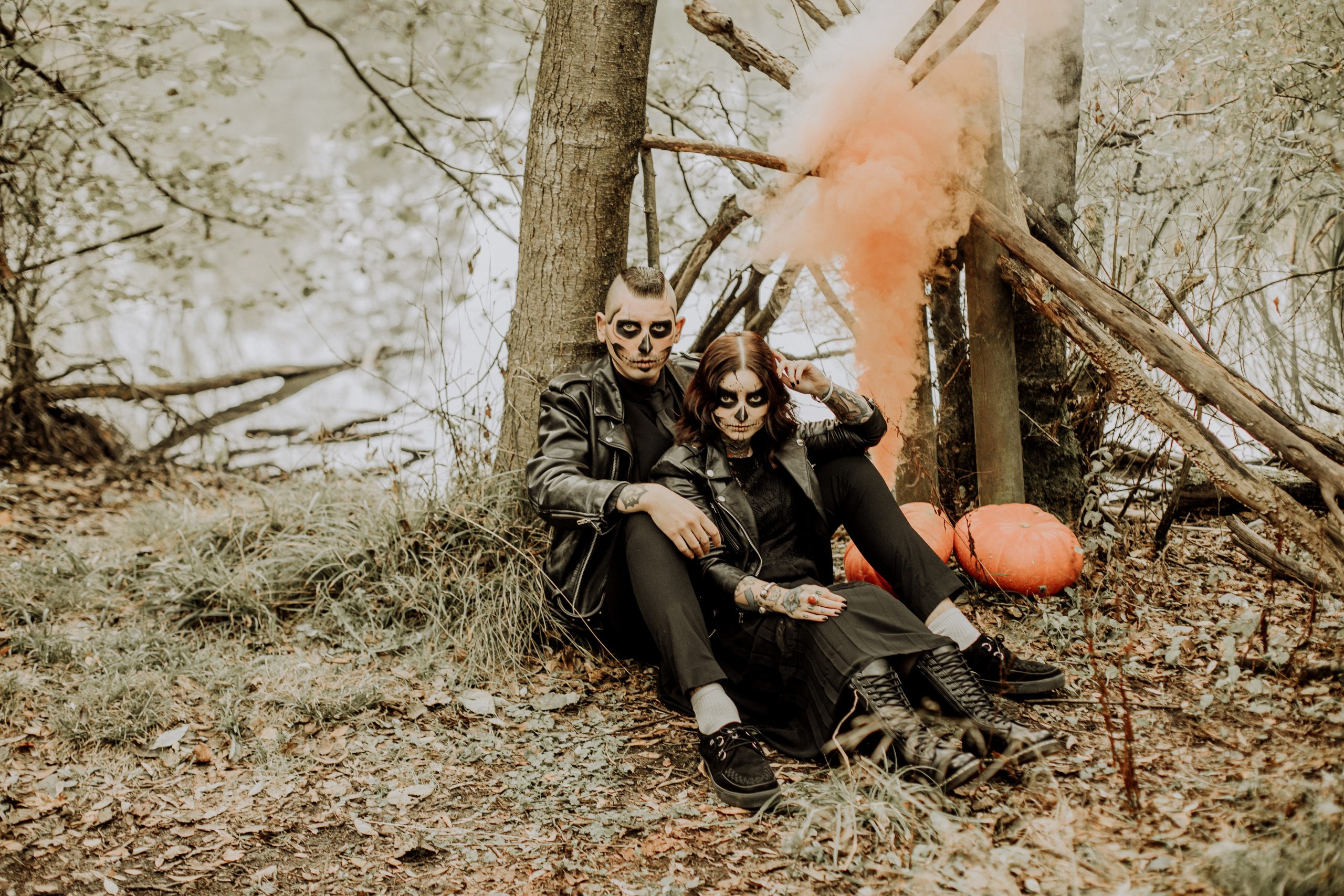 Séance couple thème Halloween à la forêt de Phalempin dans le Nord avec un maquillage de squelette