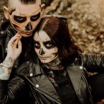 Séance couple tatoué thème Halloween à la forêt de Phalempin dans le Nord avec un maquillage de squelette et fumigène