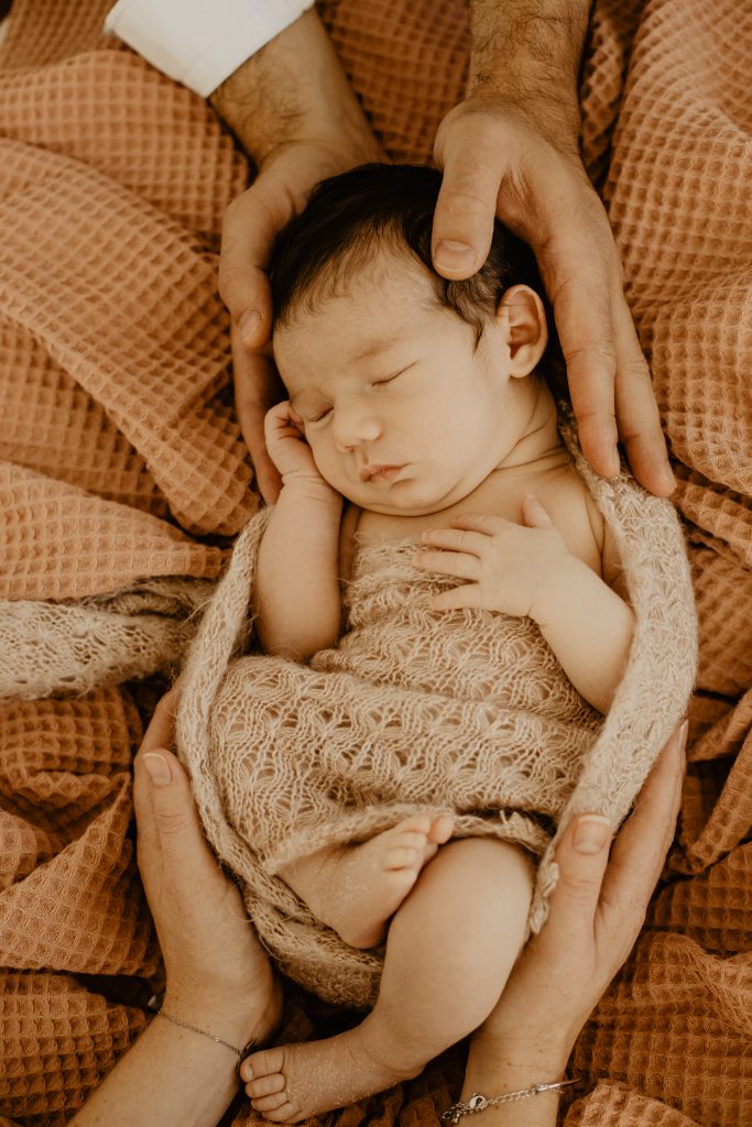 Séance photo naissance en studio à Croix dans le Nord en lumière naturelle avec bébé et sa famille