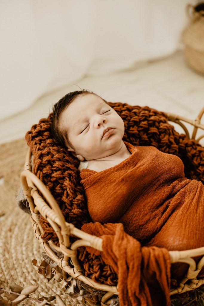Séance naissance avec bébé dans le studio photo à Croix dans le Nord