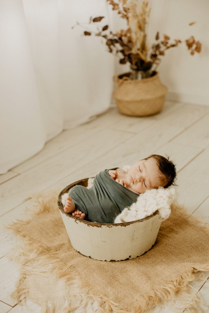 Séance naissance avec bébé dans le studio photo à Croix dans le Nord