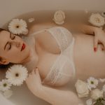 Séance photo d'une Femme enceinte dans un bain fleuri à Arleux