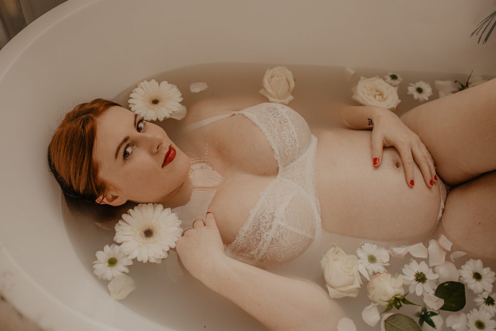 Séance photo d'une Femme enceinte dans un bain fleuri à Arleux