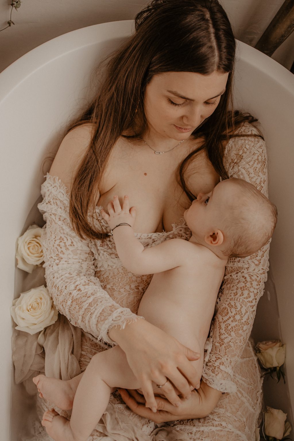 Photographe Lille et Douai pour une séance maman et bébé dans un bain fleuri
