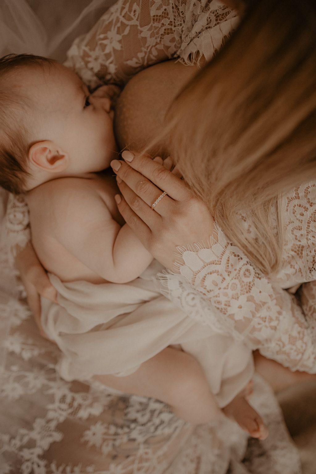 Séance photo allaitement maman et bébé Douai et Lille