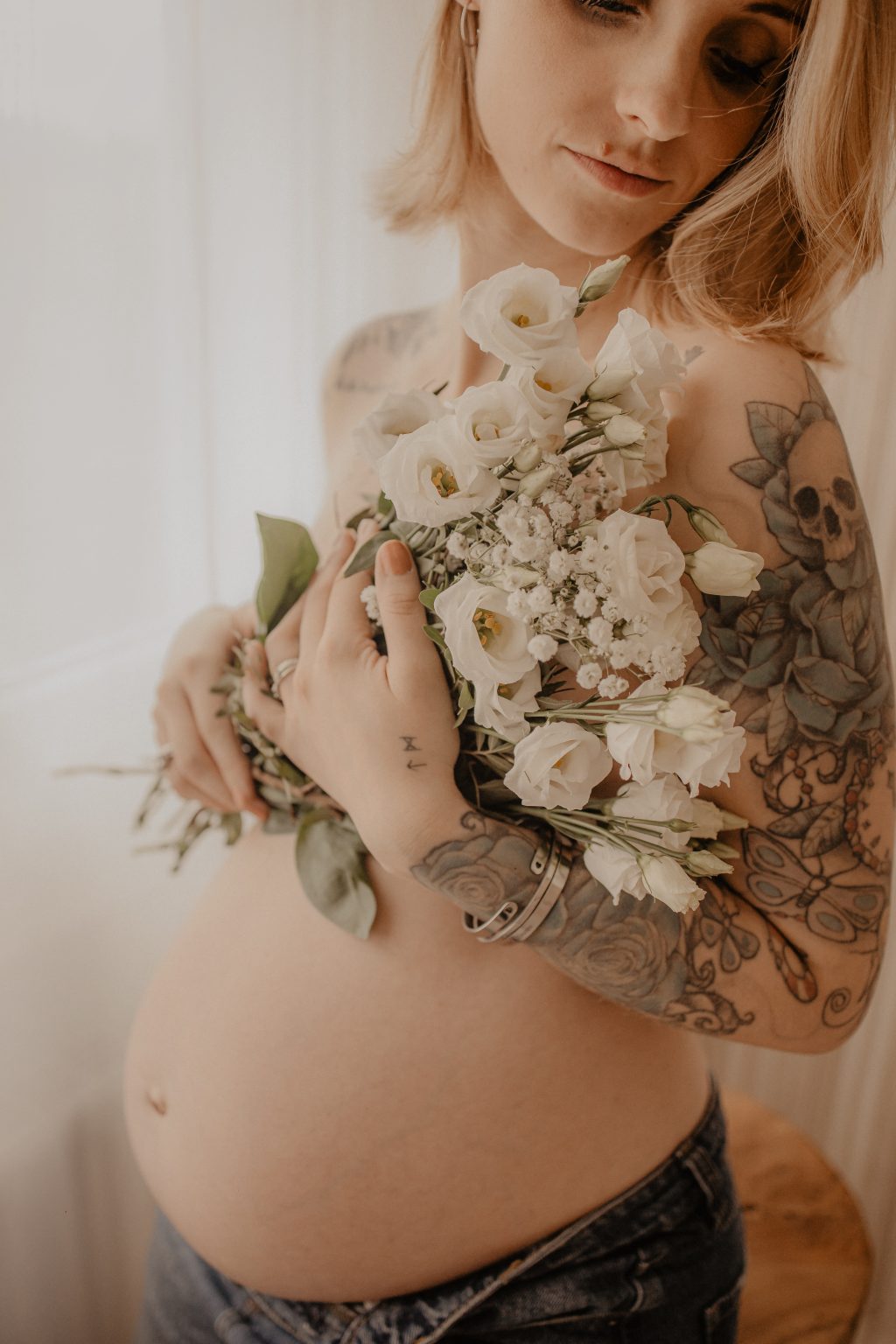 Séance grossesse avec bouquet de fleur