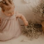 Portrait photo bébé avec des fleurs