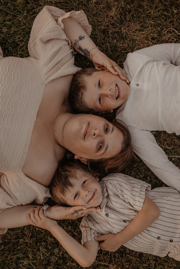 Moment câlin entre maman et ses deux garçons