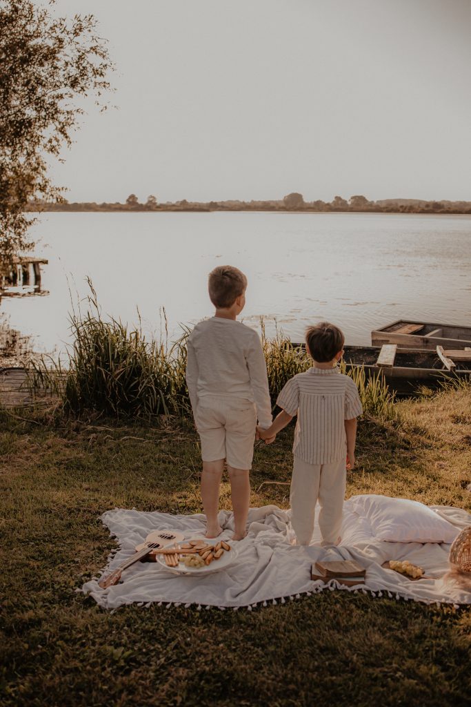 Deux frères pendant une séance photo en extérieur à Arleux