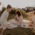 Scène champêtre joyeuse avec une maman qui joue du ukulélé avec ses deux garçons