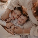 Moment de rire entre maman et ses enfants lors d'un pique-nique champêtre