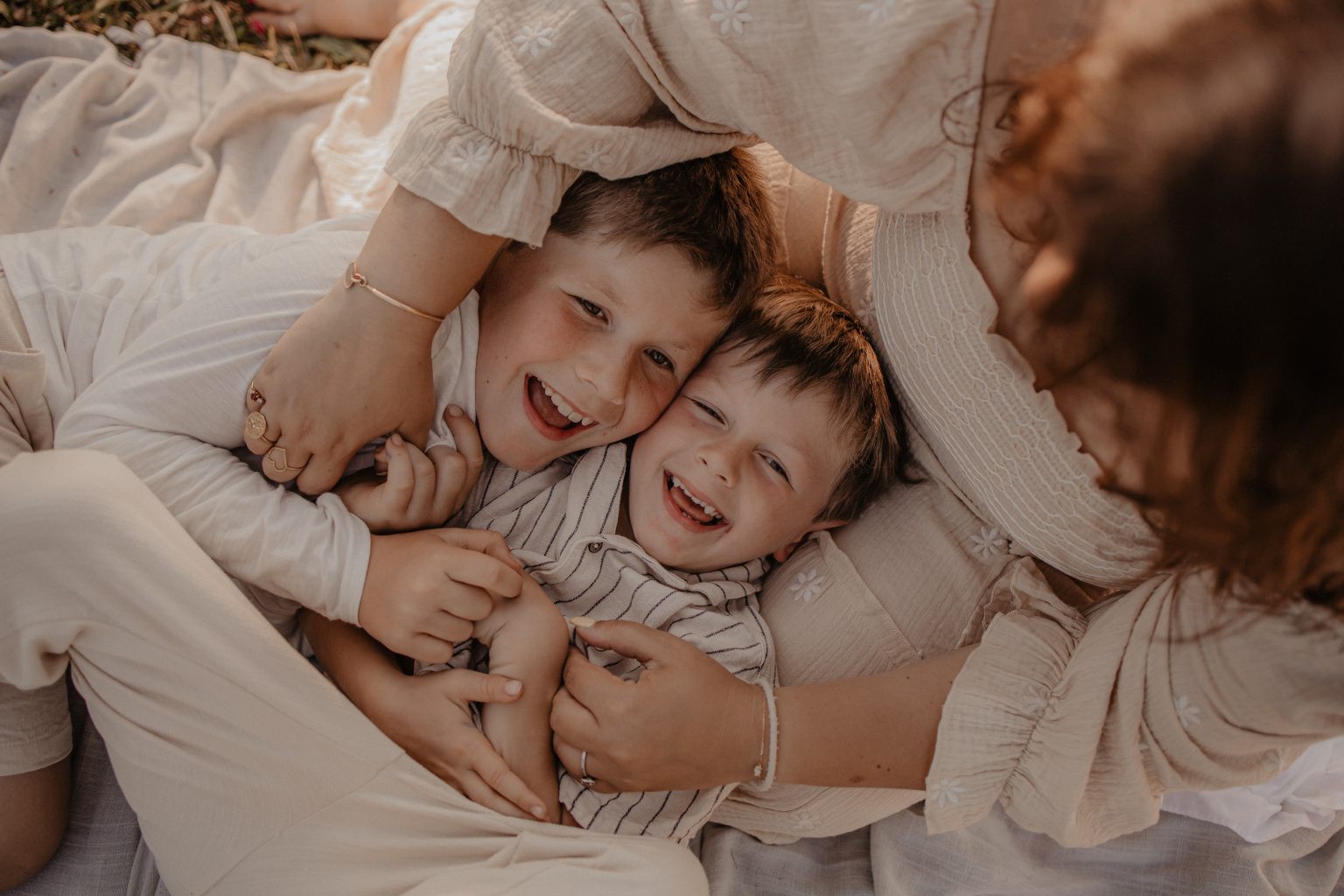 Moment de rire entre maman et ses enfants lors d'un pique-nique champêtre