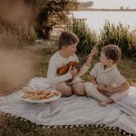 Séance photo en extérieur, frères qui s'amusent pendant un pique-nique