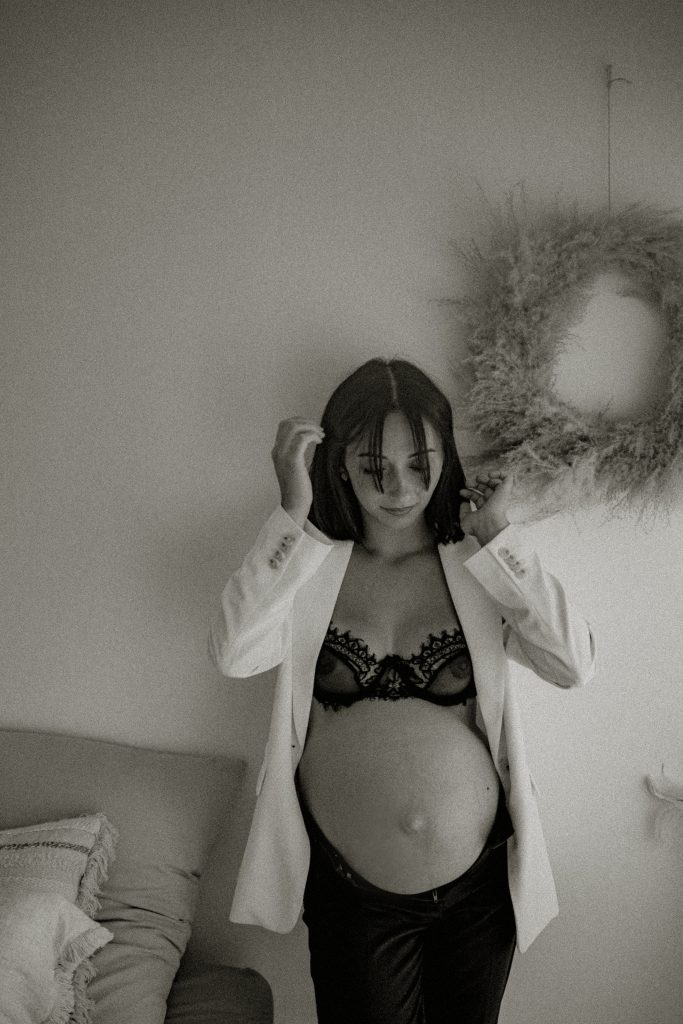 Photo en noir et blanc d'une future maman en sous vêtement