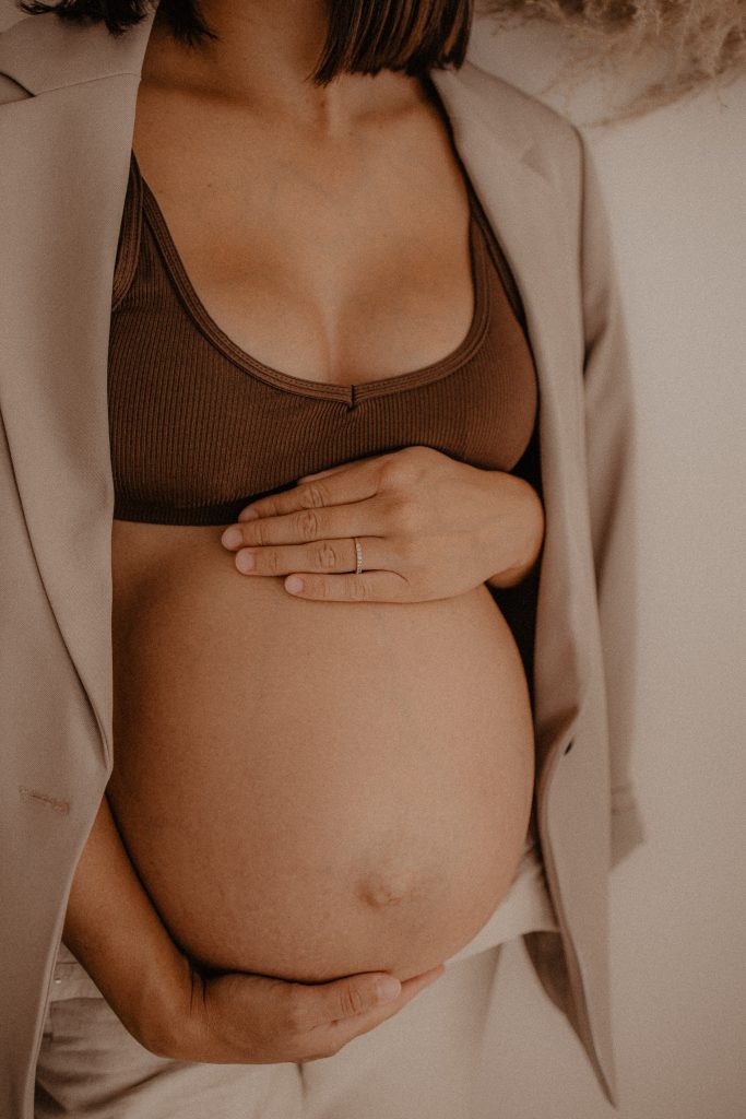 Gros plan de ventre de femme enceinte