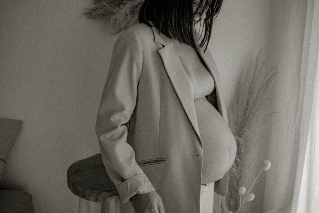 Photo en noir et blanc d'une femme enceinte