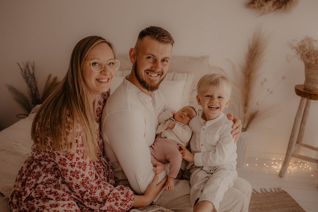 Portrait photo de famille avec bébé et son grand frère