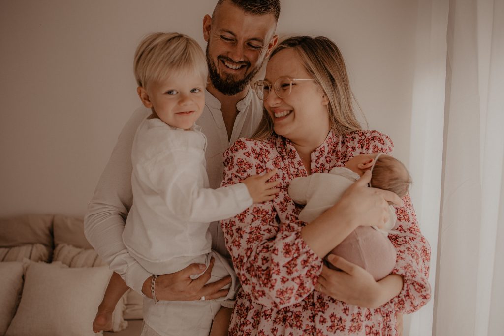 Moment calin avec bébé et sa famille