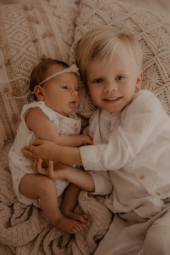 Bébé dans les bras de son grand frère
