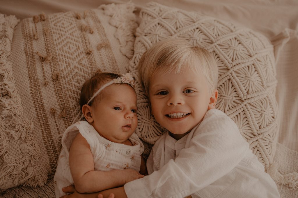 Grand frère et sa petite soeur