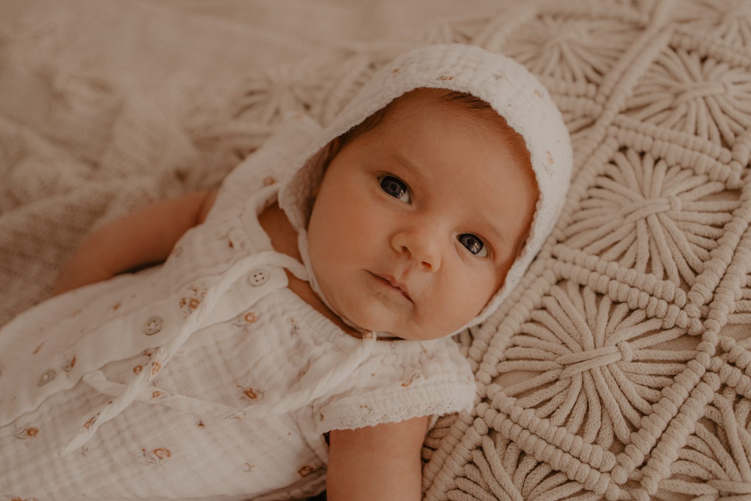Portrait gros plan de bébé aux yeux ouverts