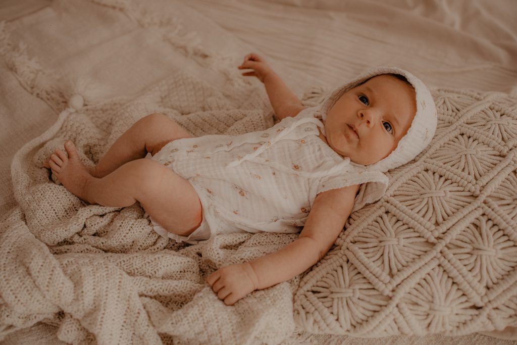 Bébé portant un petit beguin