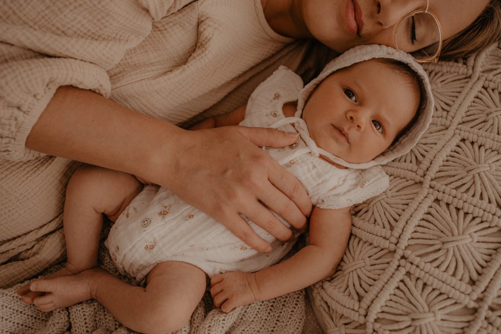 Calins avec bébé et maman