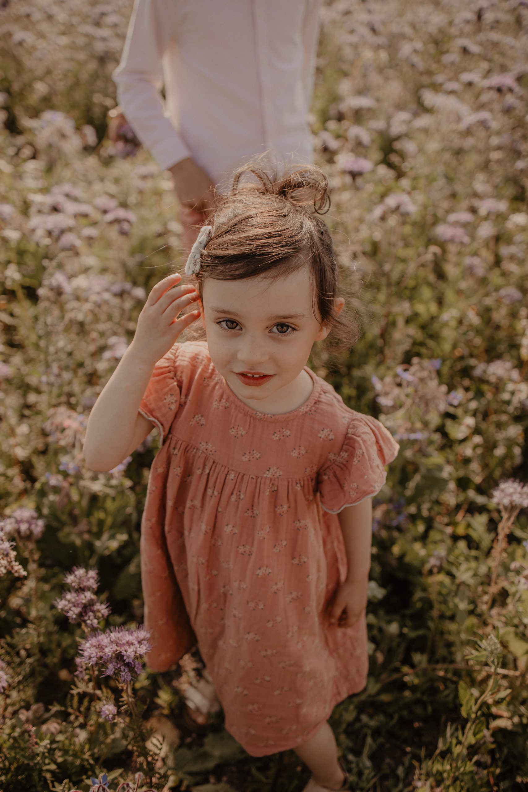 Petite fille dans les champs