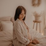 Moment tendresse sur un lit en studio photo à Douai