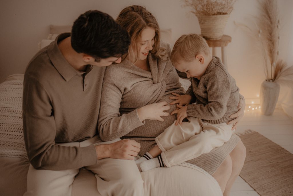 Moment tendre entre maman enceinte et son enfant