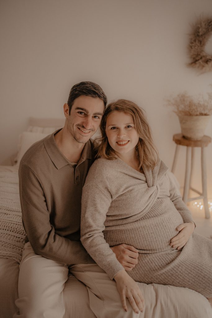 Portrait douceur futurs parents en studio à Douai
