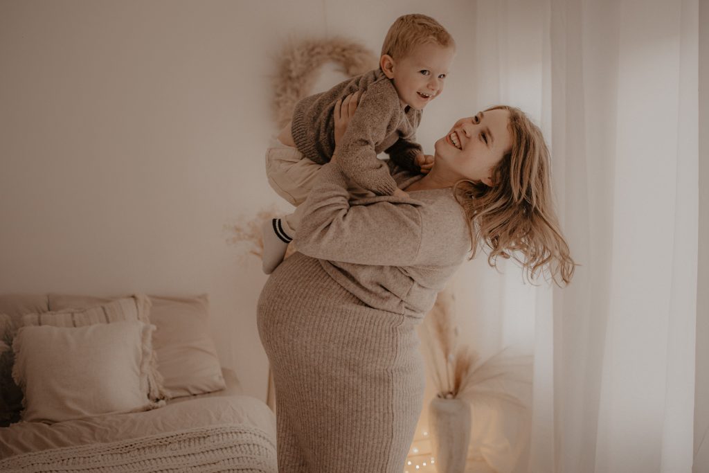 Séance grossesse en studio à Douai avec ainé