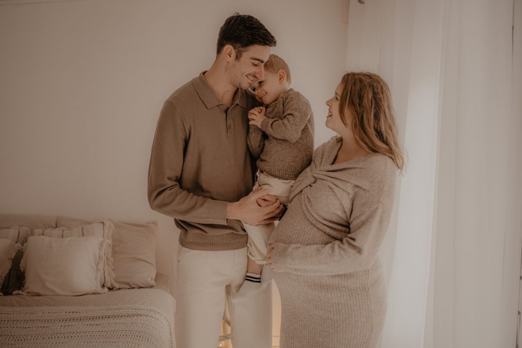 Calin familiale autour de la future maman
