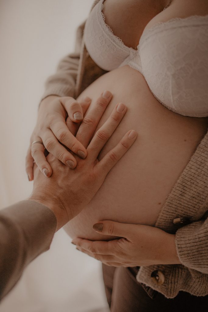 Mains sur le ventre de la future maman