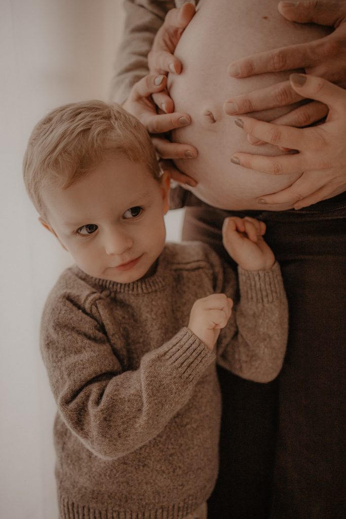 Câlin contre le ventre arrondi de maman