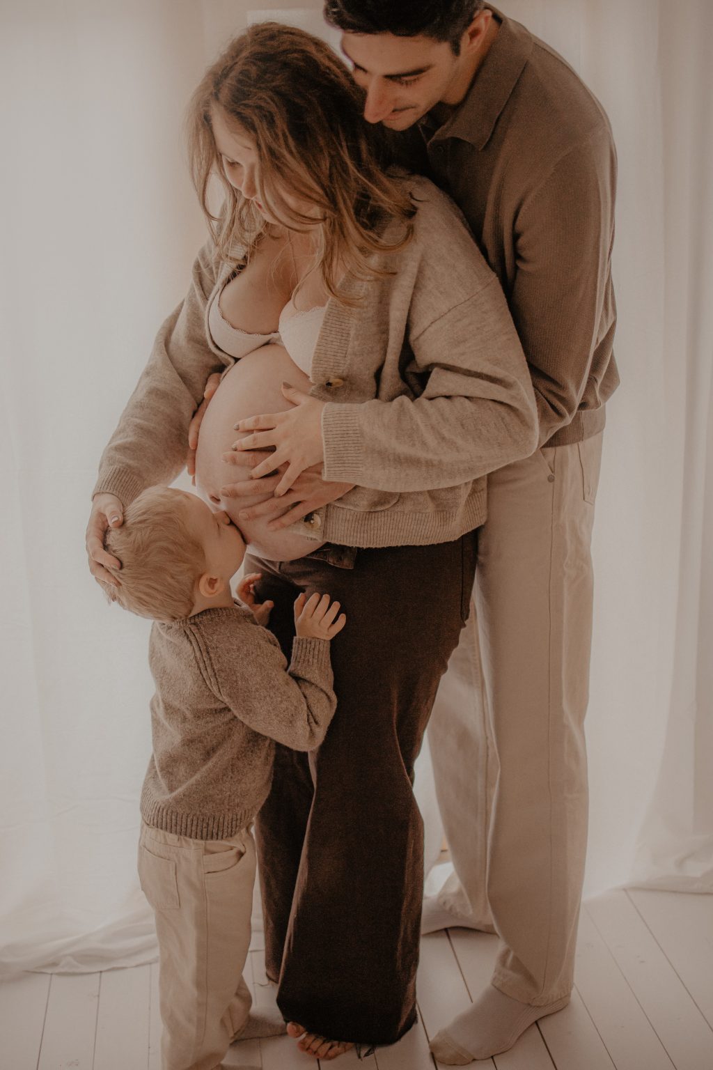 Bisous tendre sur le ventre arrondi de maman