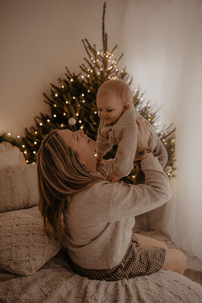 Moment tendre entre maman et son bébé