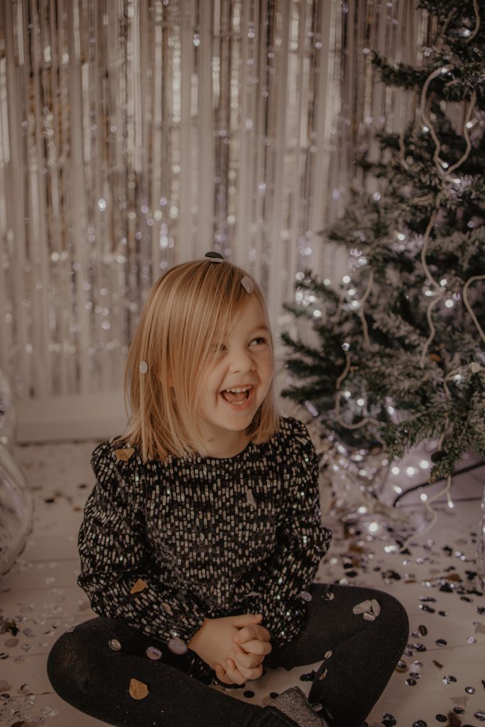 Petite fille qui rigole