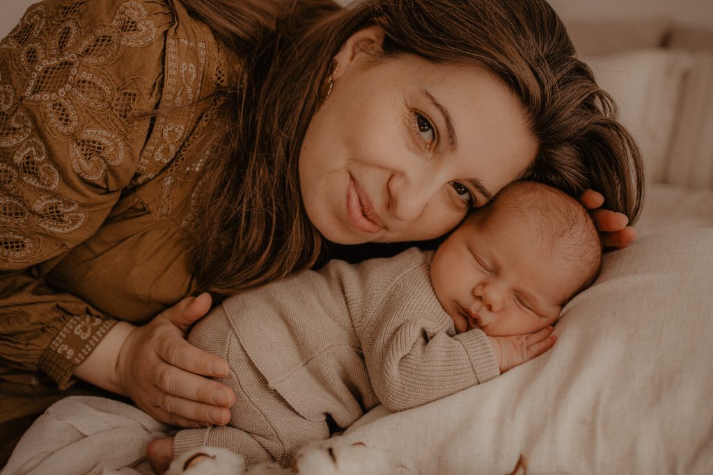 Moment d'amour entre maman et son bébé