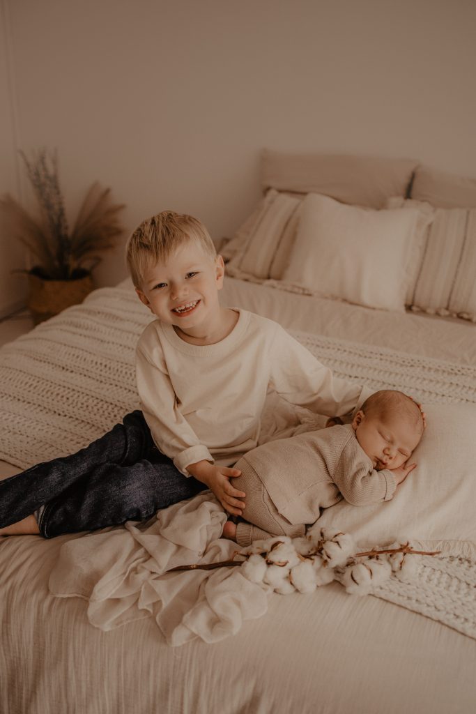 Moment câlin entre grand frère et bébé au studio à Douai