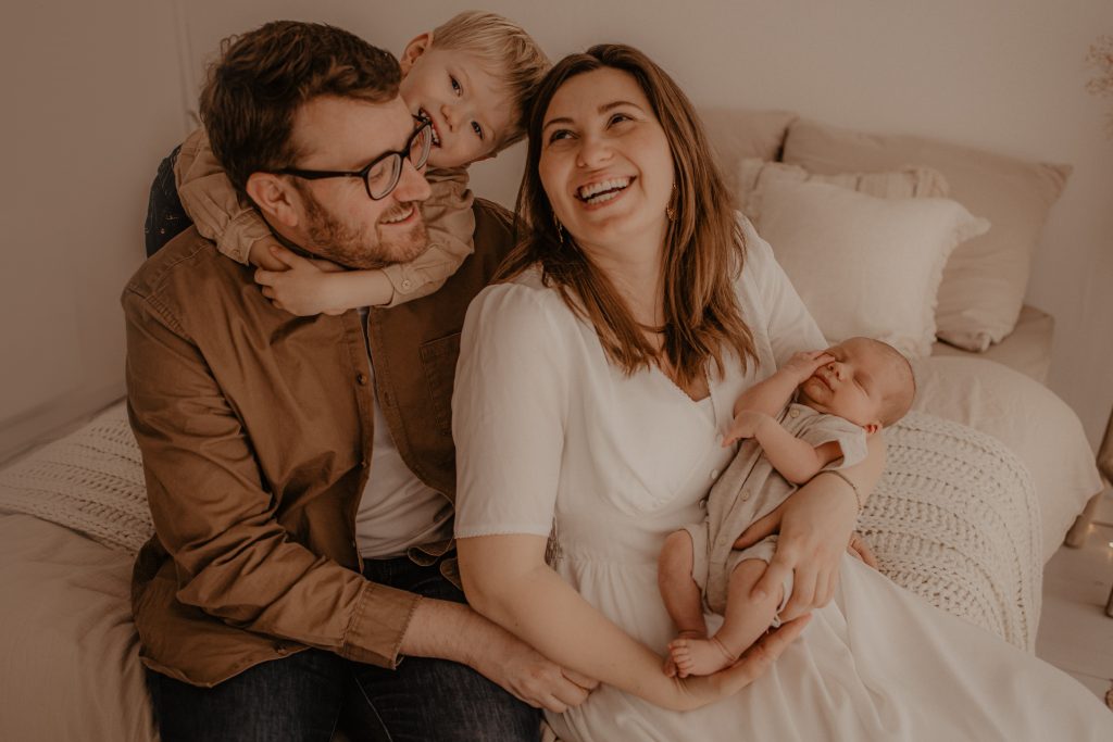 Rires en famille pendant la séance photo de bébé à Douai