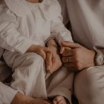 Détails des mains d'enfant avec ses parents