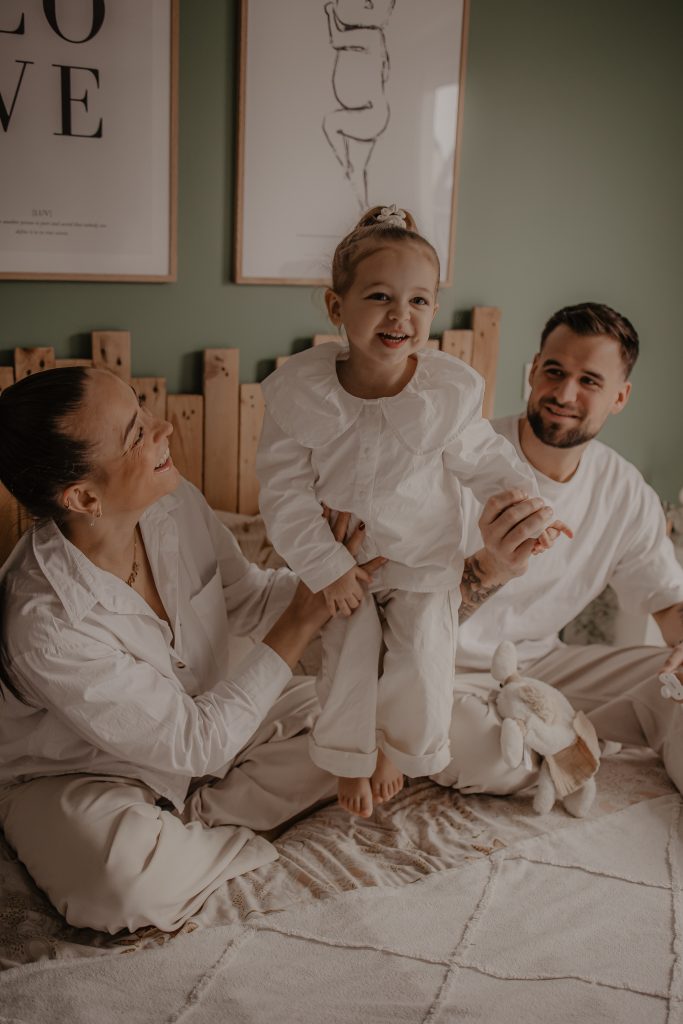 Enfant qui s'amuse avec papa et maman