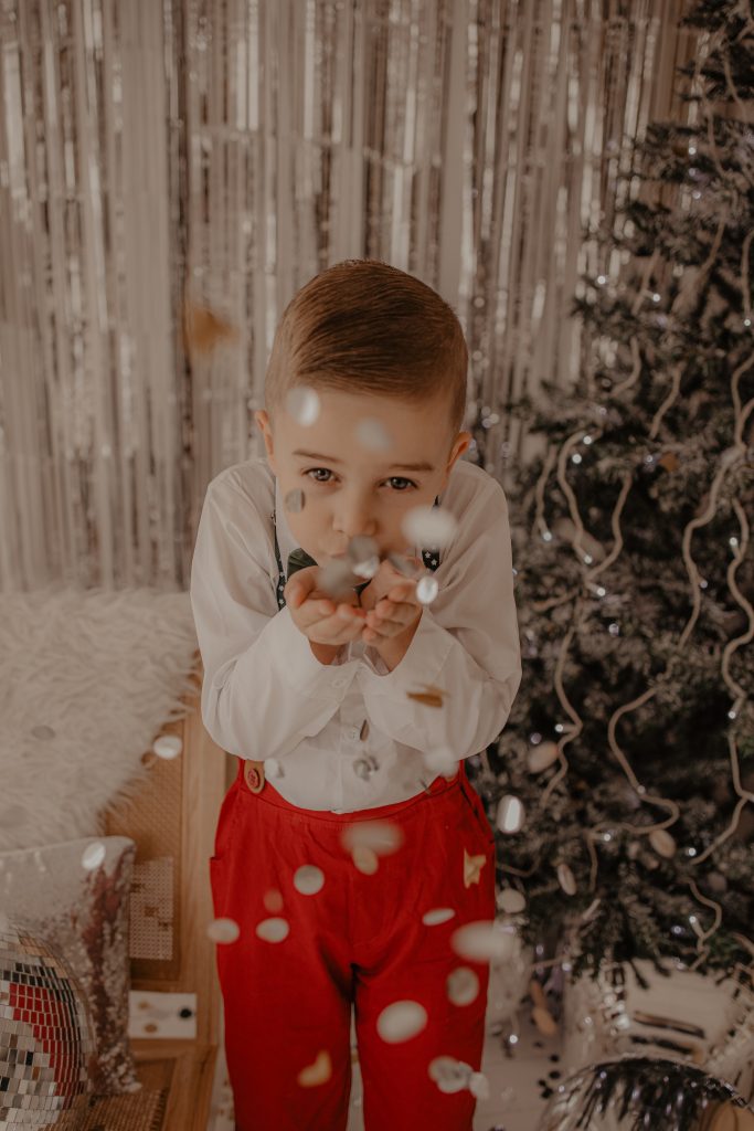 Petit garçon qui souffle sur les confettis