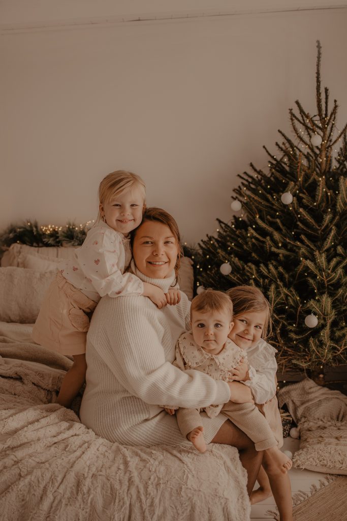 Maman et ses trois petites filles