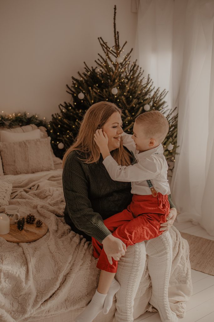 Câlin entre maman et son petit garçon