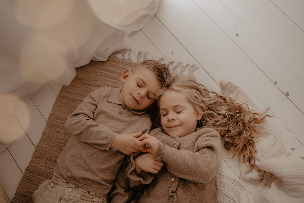 Frère et sœur qui se tiennent la main