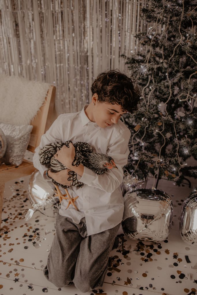 Garçon avec une poule pour une séance photo à Douai